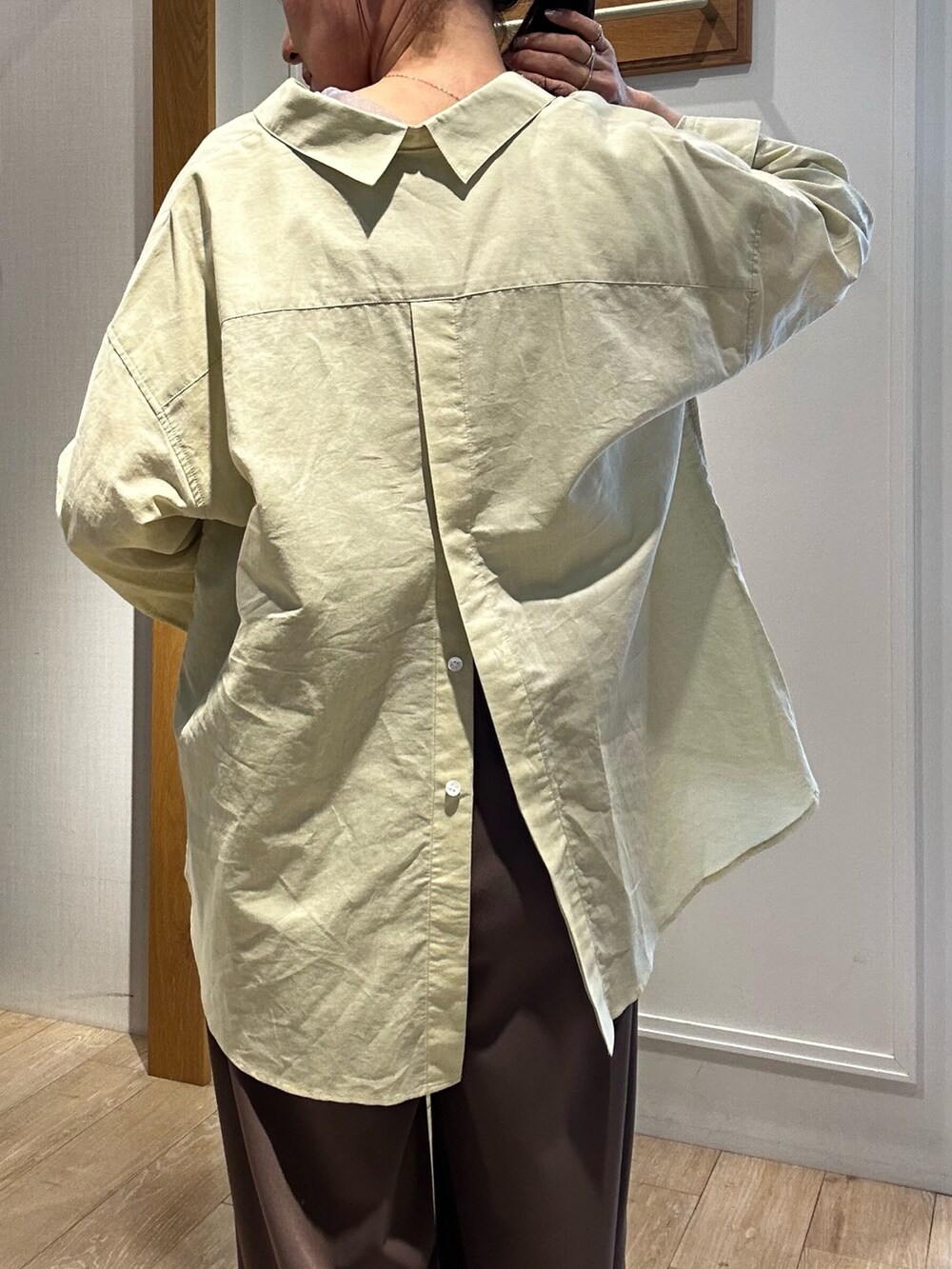 イエロー系のシャツ/ブラウス、グレー系のTシャツ/カットソー、ブラウン系のその他パンツを着用したレディースの春コーディネートの10枚目の写真