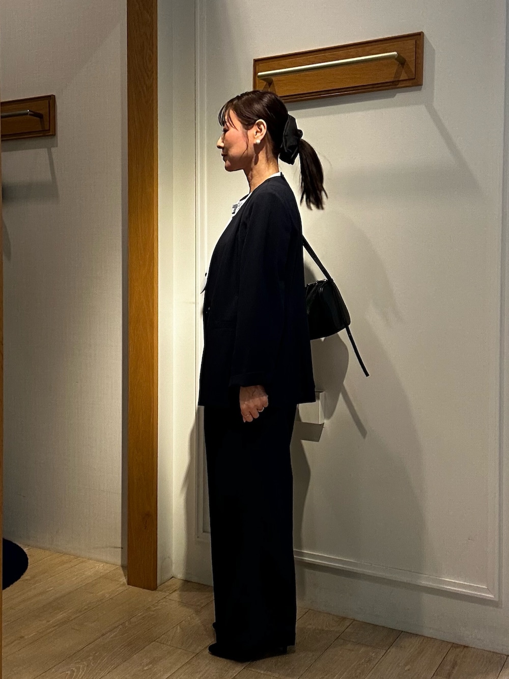 ブルー系のノーカラージャケット、ブルー系のその他パンツ、ブルー系のシャツ/ブラウスを着用したレディースの春コーディネートの2枚目の写真