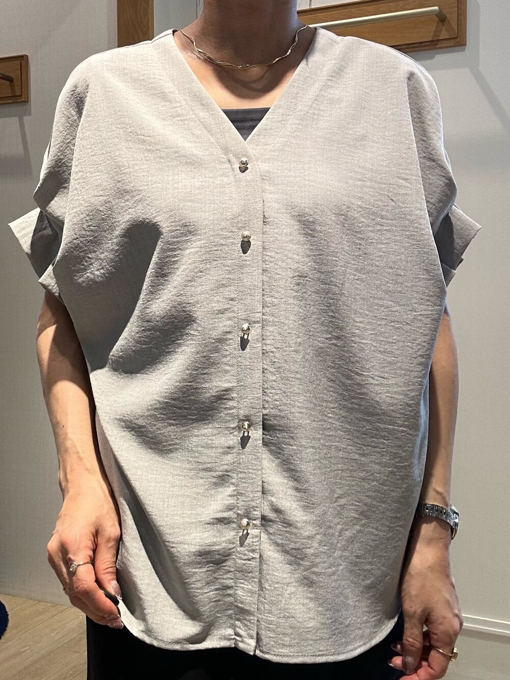 ベージュ系のシャツ/ブラウス、ブラック系のスカート、ブラック系のサンダルを着用したレディースの夏コーディネートの5枚目の写真