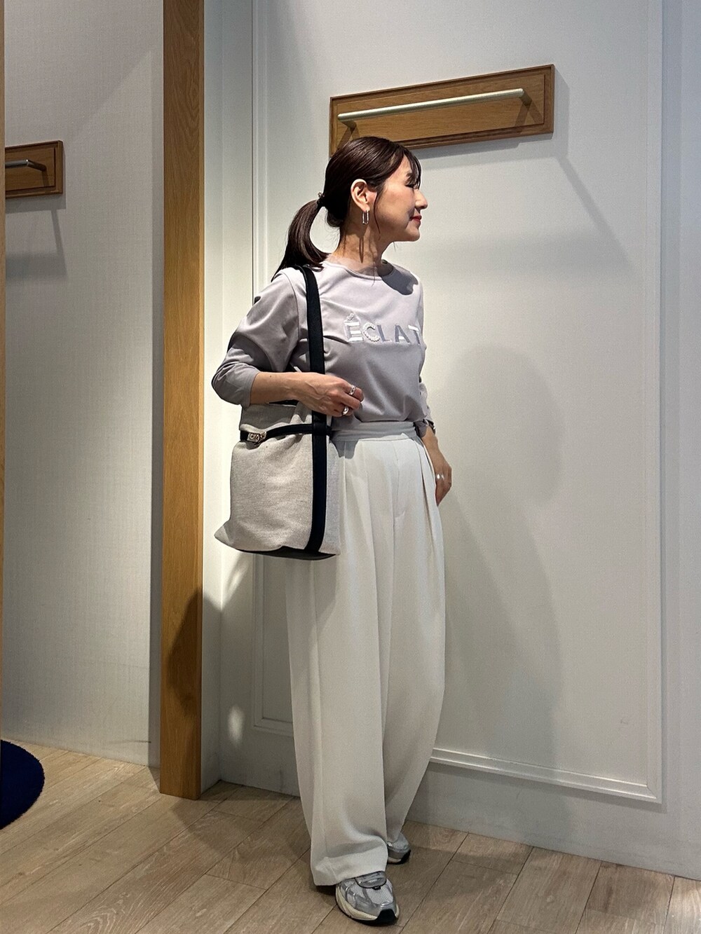 ホワイト系のその他パンツを着用したレディースの春コーディネートの2枚目の写真