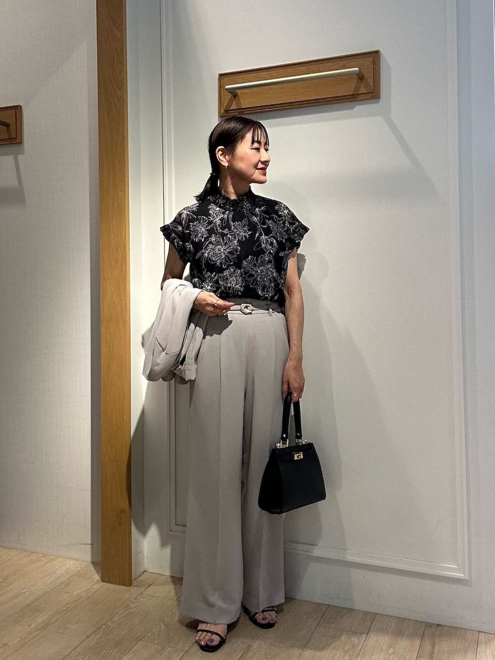 「柄シャツ、夏コーデ、シャツスタイル、パンツコーデ、150cmコーデ、セットアップ、セットアップスタイル、お仕事コーデ、お仕事、低身長コーデ、低身長女子、プリントブラウス、40代ファッション、40代、パンツスタイル」｜「MICO COULIERの線画フラワープリントブラウス（シャツ/ブラウス、ブラック系）」を使った、daimonさん（レディース・154cm）の夏コーディネートの5枚目の写真