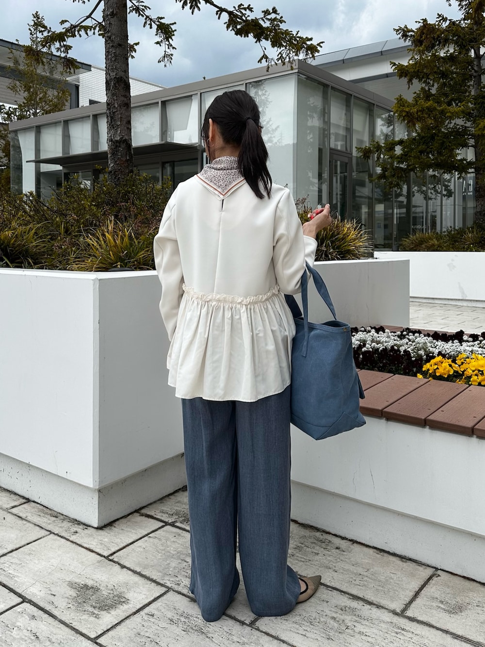 ホワイト系のシャツ/ブラウス、ブルー系のその他パンツ、ブルー系のトートバッグを着用したレディースの春コーディネートの4枚目の写真