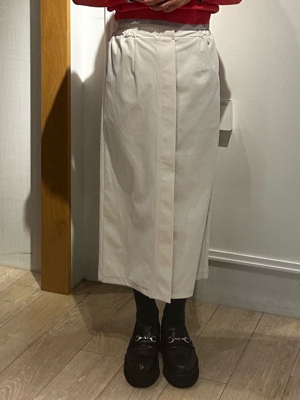 グレー系のダウンジャケット/コート、ピンク系のニット/セーター、ホワイト系のスカートを着用したレディースの冬コーディネートの8枚目の写真