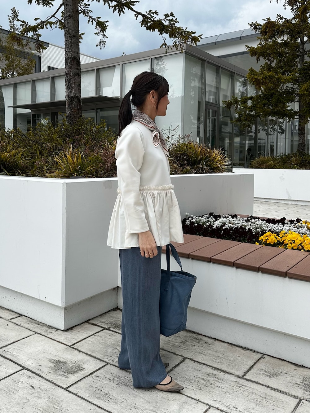 ホワイト系のシャツ/ブラウス、ブルー系のその他パンツ、ブルー系のトートバッグを着用したレディースの春コーディネートの2枚目の写真