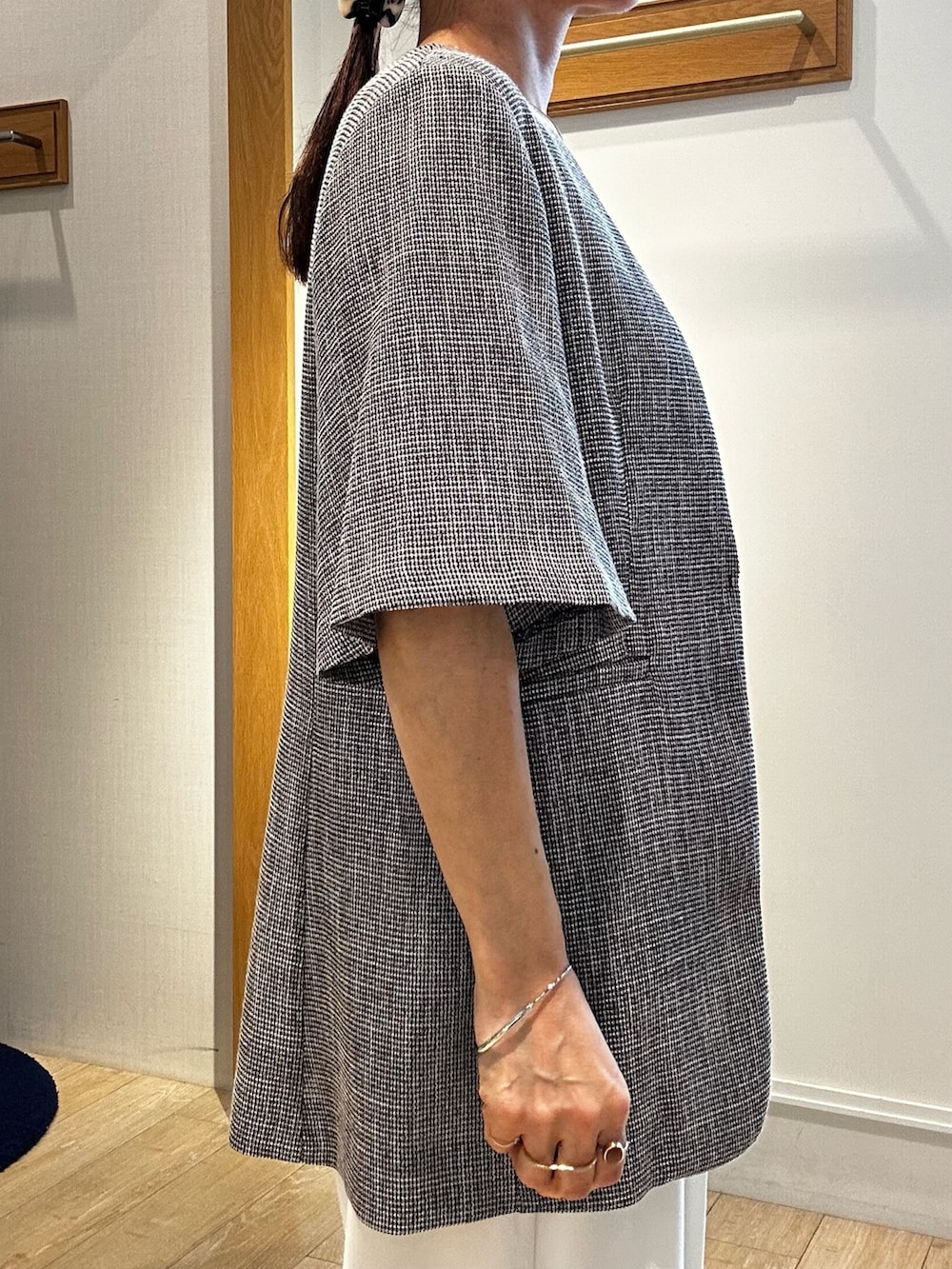 グレー系のノーカラージャケット、グレー系のTシャツ/カットソー、ホワイト系のその他パンツを着用したレディースの春コーディネートの6枚目の写真
