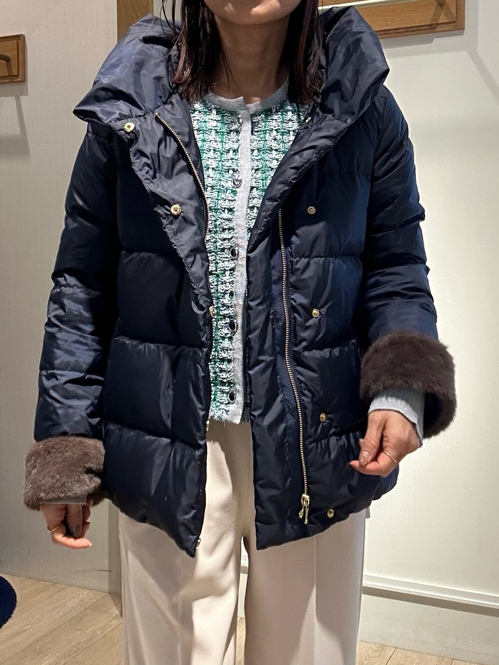 「冬アウター、おでかけコーデ、秋冬コーデ、シンフルコーデ、休日コーデ、キレイめ、カーディガン、低身長女子、お仕事コーデ、ダウン、ダウンジャケット、ダウンコート、ダウンコーデ、ツイード、ツイードジャケット」｜「MICO COULIERのハイストレッチジョーゼットパンツ（その他パンツ、ホワイト系）」を使った、daimonさん（骨格ナチュラル・レディース・154cm）の冬コーディネートの3枚目の写真