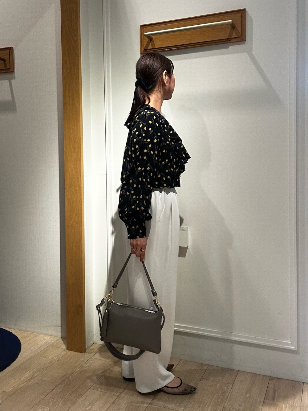 ブルー系のシャツ/ブラウス、ホワイト系のその他パンツ、グレー系のショルダーバッグを着用したレディースの春コーディネートの4枚目の写真