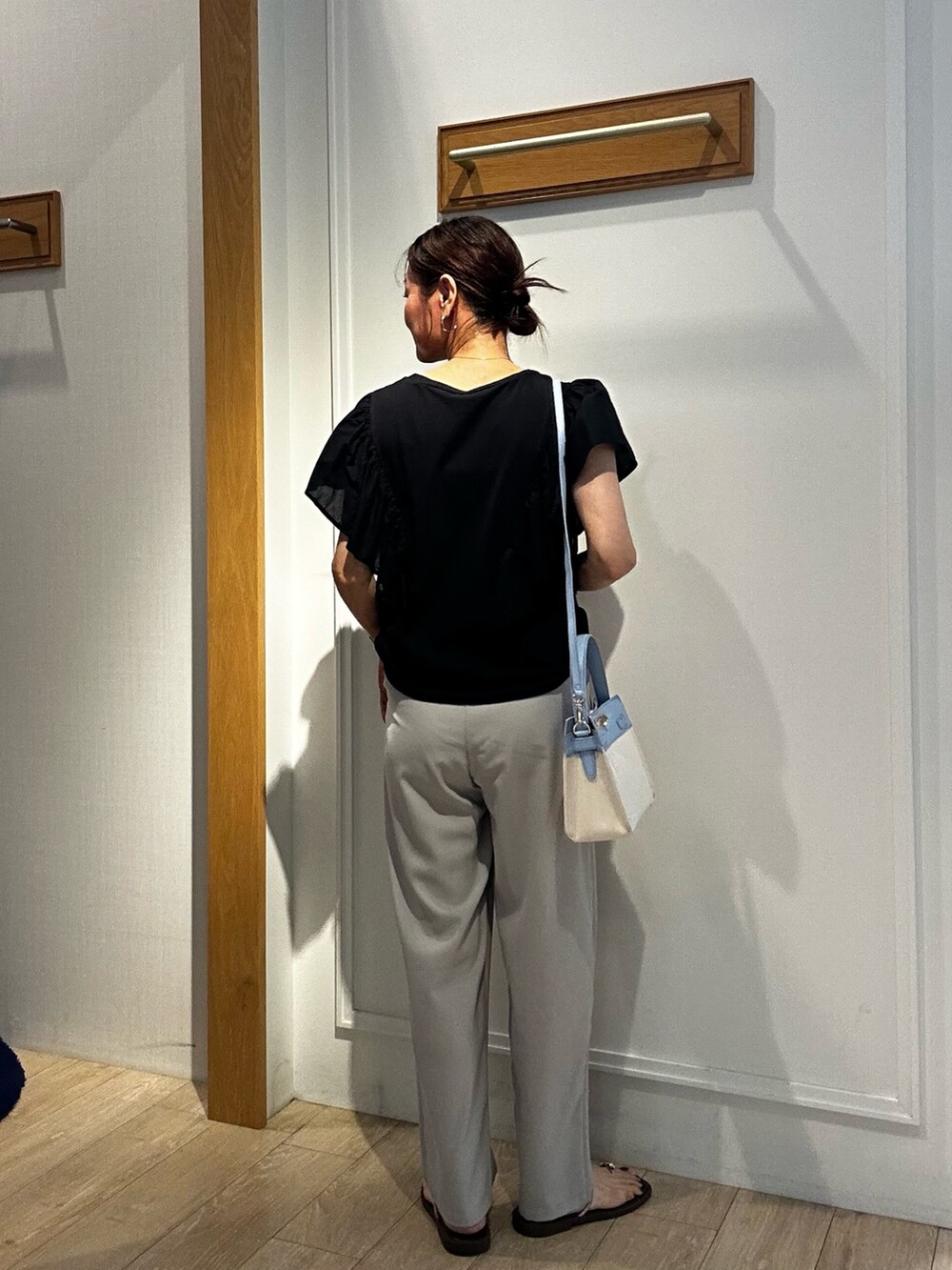 ブラック系のTシャツ/カットソー、ブラウン系のテーラードジャケット、ベージュ系のその他パンツを着用したレディースの夏コーディネートの7枚目の写真