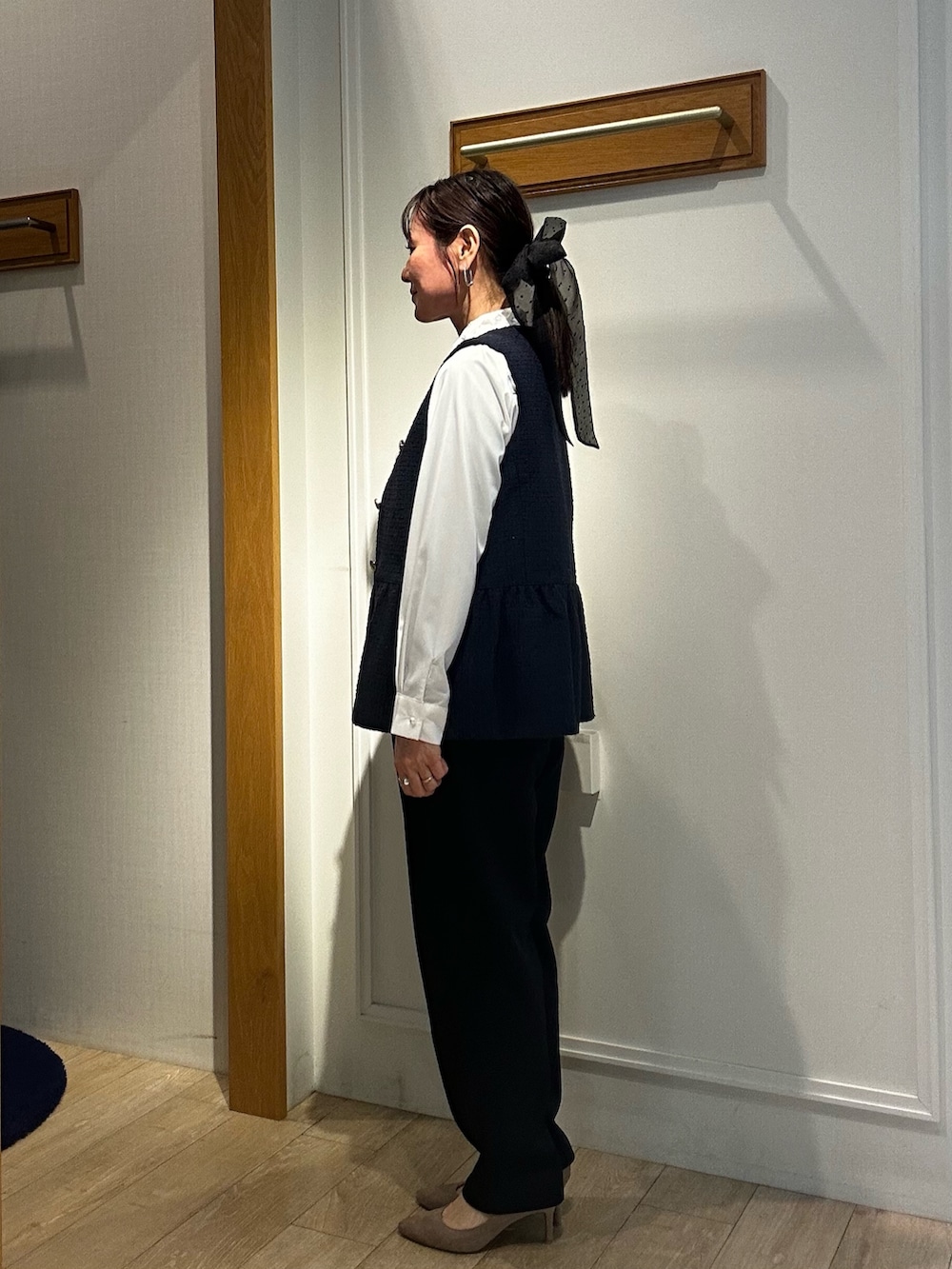 ブルー系のブルゾン、ホワイト系のシャツ/ブラウス、ブルー系のその他パンツを着用したレディースの冬コーディネートの2枚目の写真