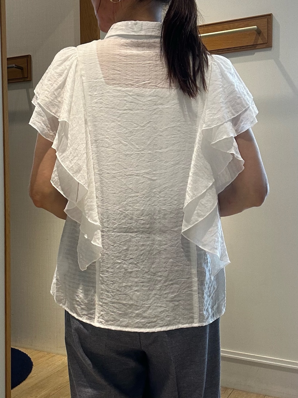 ホワイト系のシャツ/ブラウス、ブルー系のその他パンツ、ベージュ系のテーラードジャケットを着用したレディースの春コーディネートの7枚目の写真