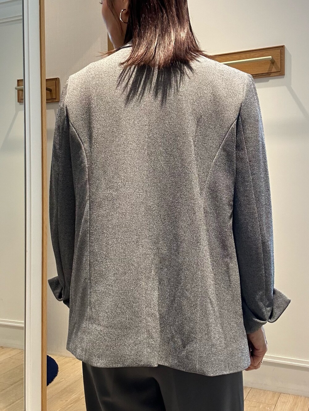 グレー系のテーラードジャケット、グレー系のその他パンツ、ブラック系のTシャツ/カットソーを着用したレディースの秋コーディネートの7枚目の写真