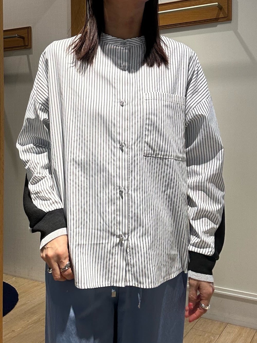 ブルー系のダウンジャケット/コート、ホワイト系のシャツ/ブラウス、ブルー系のデニムパンツを着用したレディースの冬コーディネートの8枚目の写真