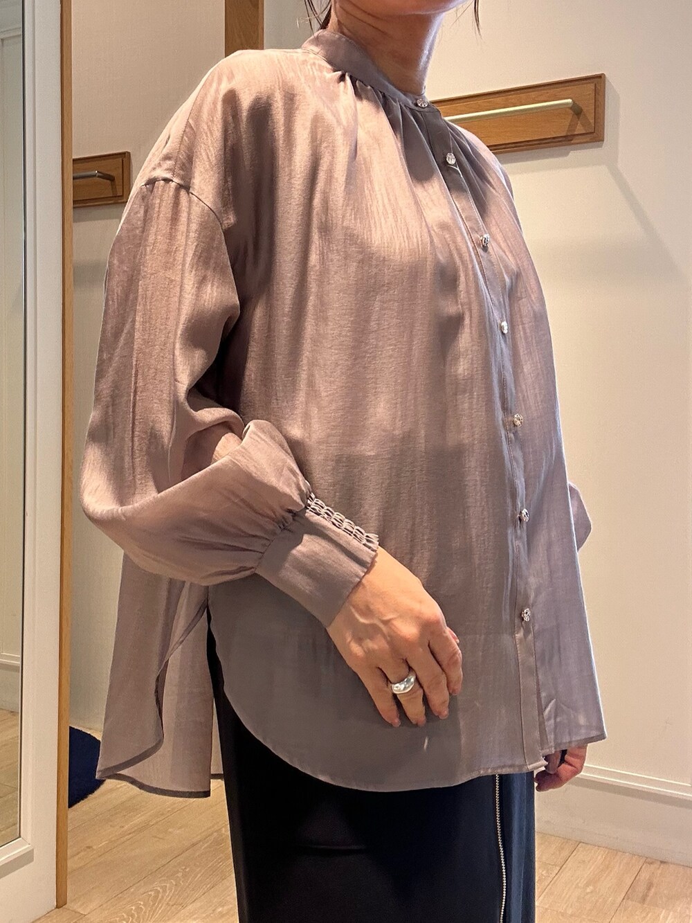 ホワイト系のTシャツ/カットソー、ブラック系のスカートを着用したレディースの春コーディネートの7枚目の写真