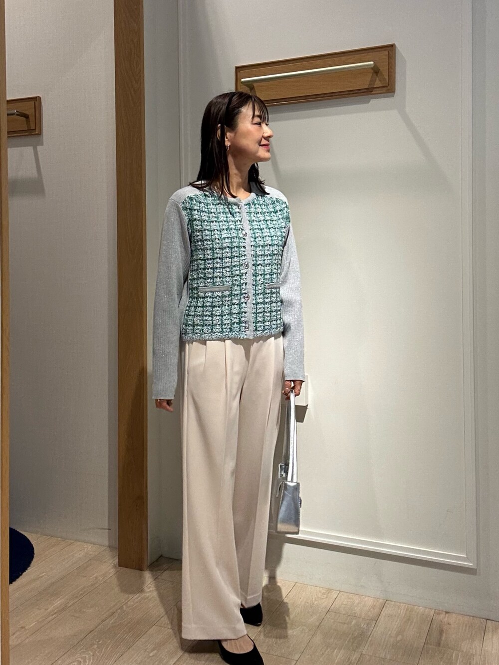 「冬アウター、おでかけコーデ、秋冬コーデ、シンフルコーデ、休日コーデ、キレイめ、カーディガン、低身長女子、お仕事コーデ、ダウン、ダウンジャケット、ダウンコート、ダウンコーデ、ツイード、ツイードジャケット」｜「MICO COULIERのハイストレッチジョーゼットパンツ（その他パンツ、ホワイト系）」を使った、daimonさん（骨格ナチュラル・レディース・154cm）の冬コーディネートの10枚目の写真