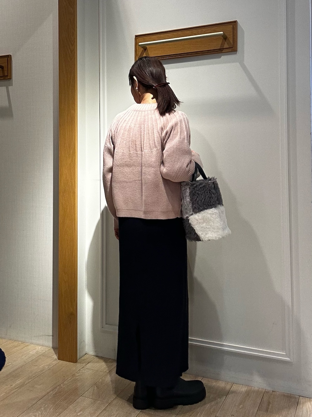 ホワイト系のダウンジャケット/コート、ピンク系のニット/セーター、グレー系のTシャツ/カットソーを着用したレディースの冬コーディネートの7枚目の写真