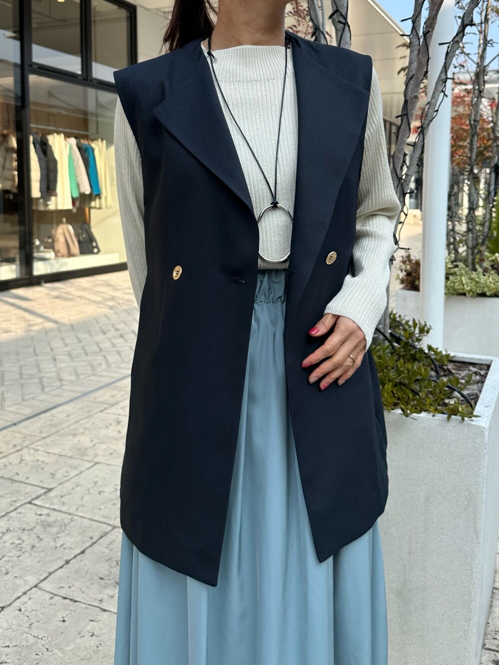 「休日スタイル、オトナ女子、ゆるコーデ、大人カジュアル、シンプルスタイル、低身長コーデ、きれいめカジュアル、キレイめ、セレモニーコーデ、ジレスタイル、ジレコーデ、ジレ、低身長女子、きちんとスタイル、40代ファッション」｜「MICO COULIERの《オケージョン対応》リバーシブルタフタスカート（スカート、ベージュ系）」を使った、daimonさん（レディース・154cm）の冬コーディネートの4枚目の写真