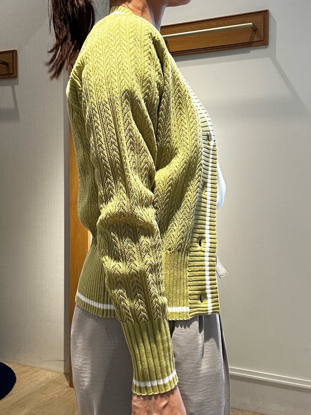 イエロー系のカーディガン/ボレロ、ホワイト系のTシャツ/カットソー、ベージュ系のその他パンツを着用したレディースの春コーディネートの5枚目の写真