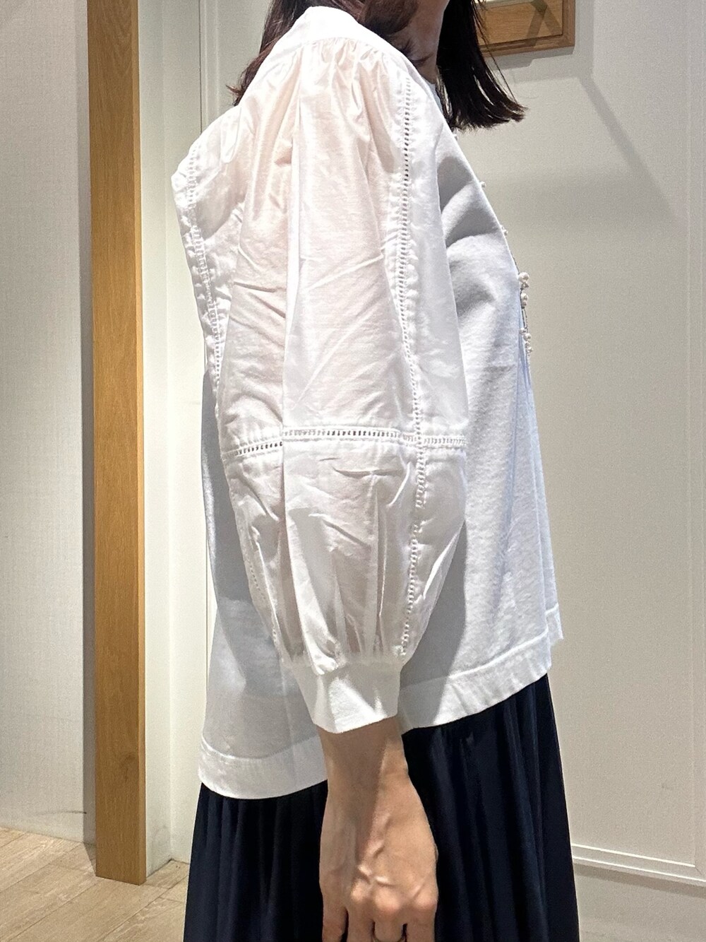 ホワイト系のTシャツ/カットソー、ベージュ系のスカートを着用したレディースの春コーディネートの4枚目の写真