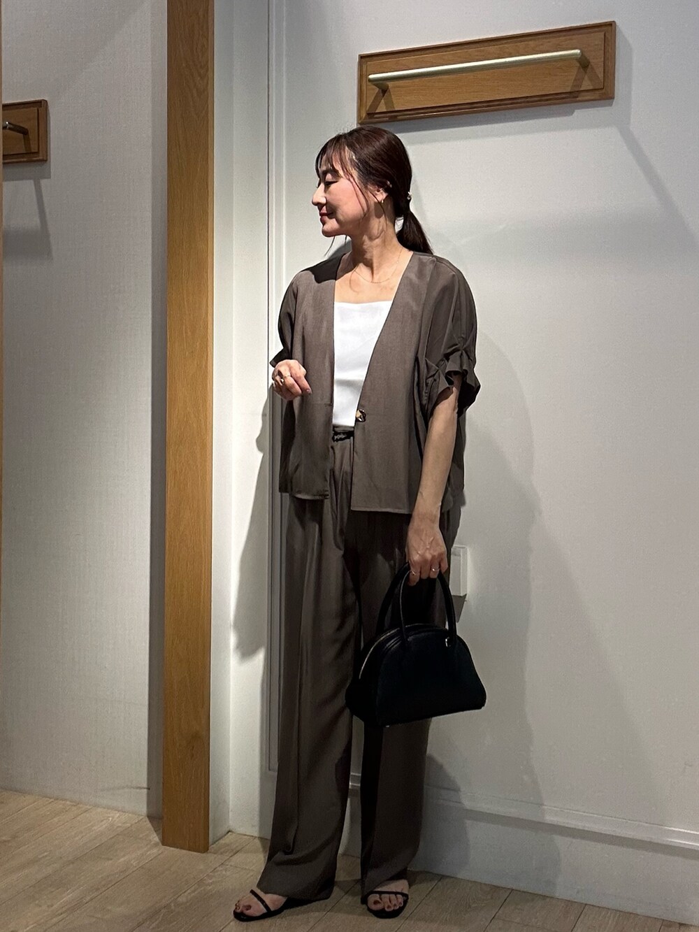 グリーン系のノーカラージャケット、ブルー系のデニムパンツ、ブラック系のサンダルを着用したレディースの夏コーディネートの8枚目の写真