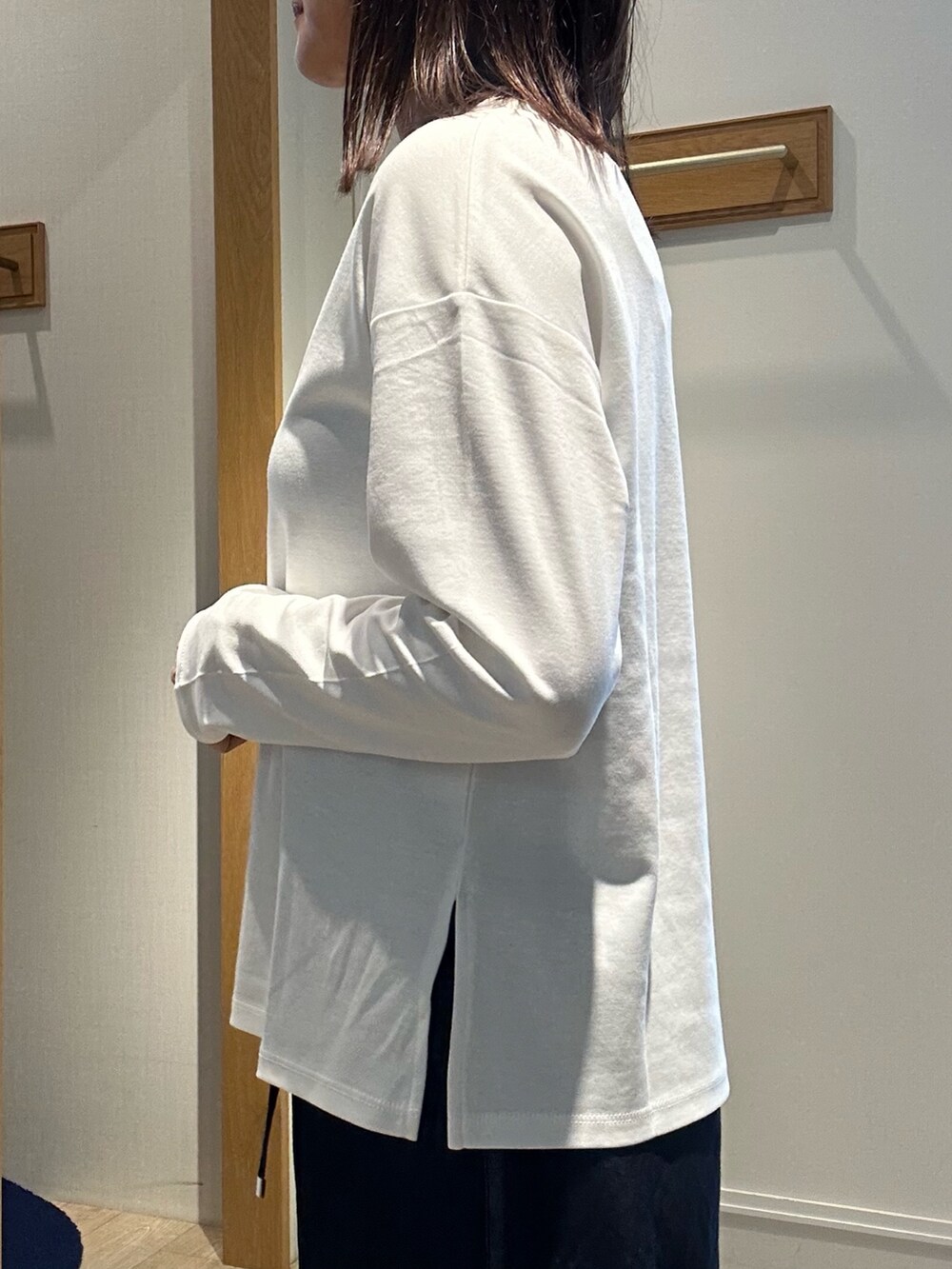 ブラウン系のシャツ/ブラウス、ブルー系のデニムパンツ、シルバー系のトートバッグを着用したレディースの秋コーディネートの10枚目の写真