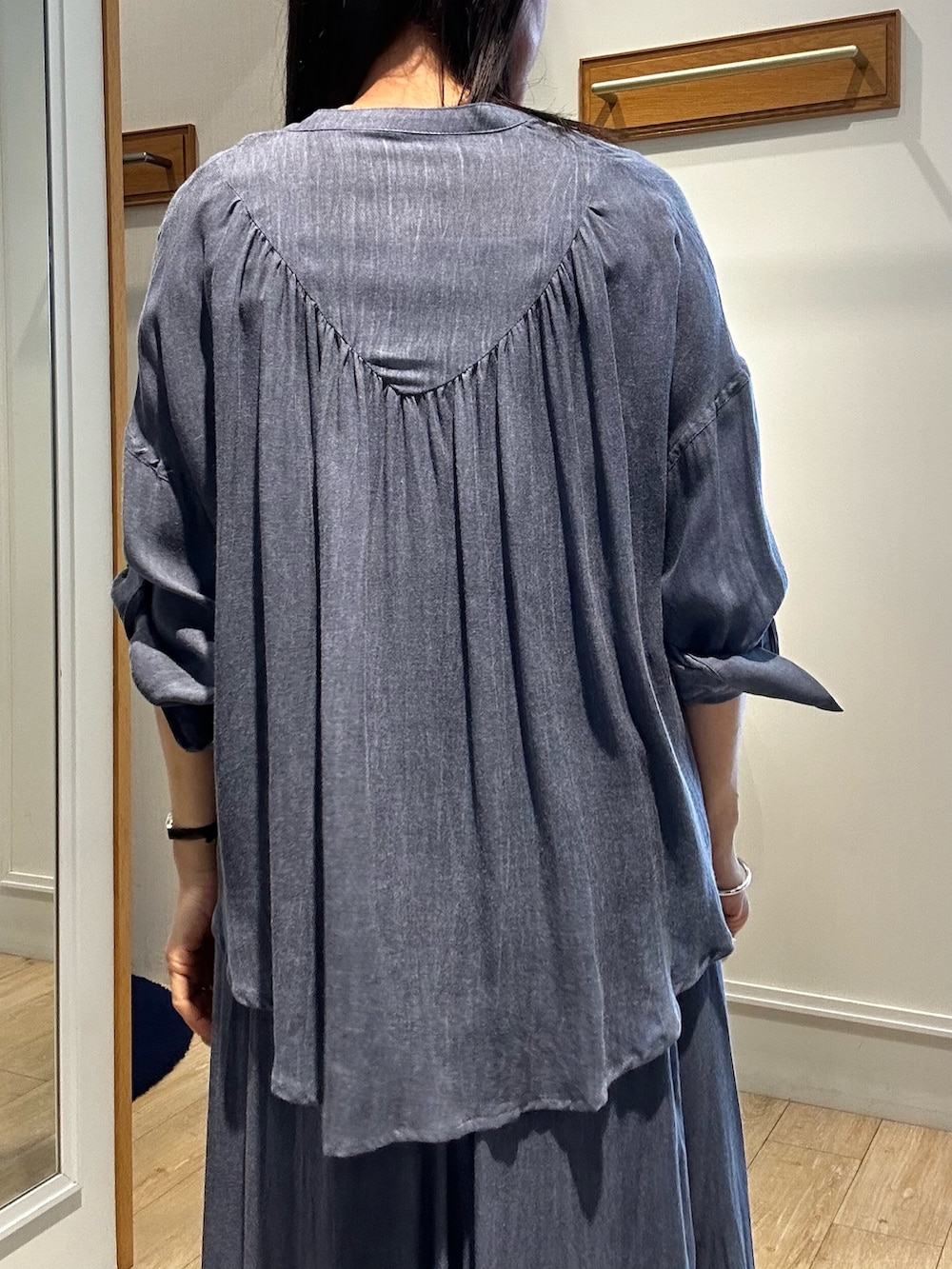 ブルー系のスカート、ブルー系のシャツ/ブラウス、グリーン系のブルゾンを着用したレディースの春コーディネートの10枚目の写真