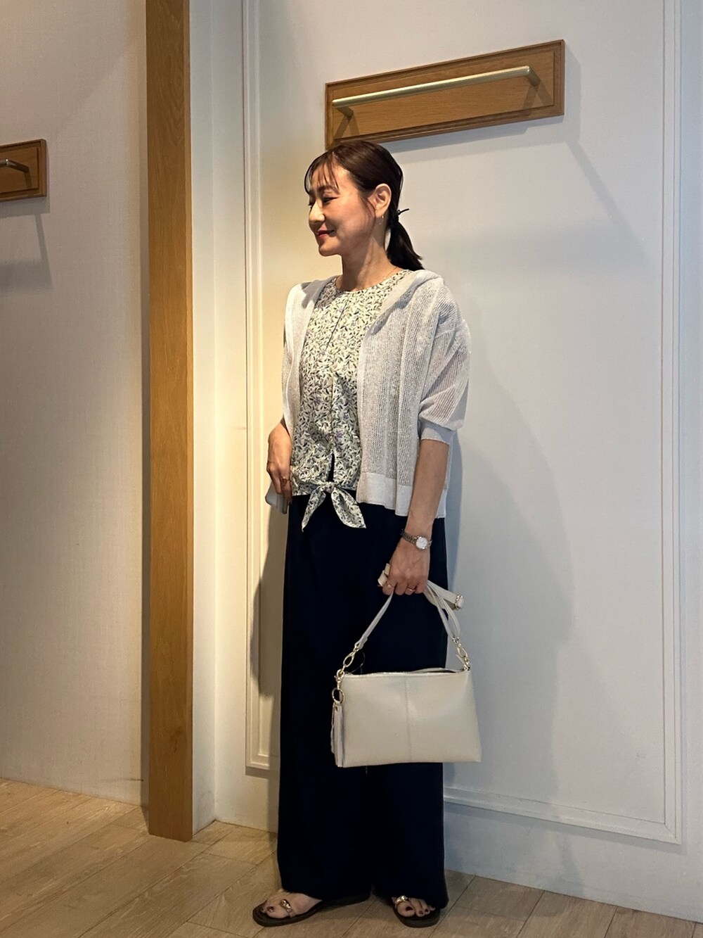 ブルー系のその他パンツ、グリーン系のシャツ/ブラウス、ベージュ系のカーディガン/ボレロを着用したレディースの春コーディネートの2枚目の写真