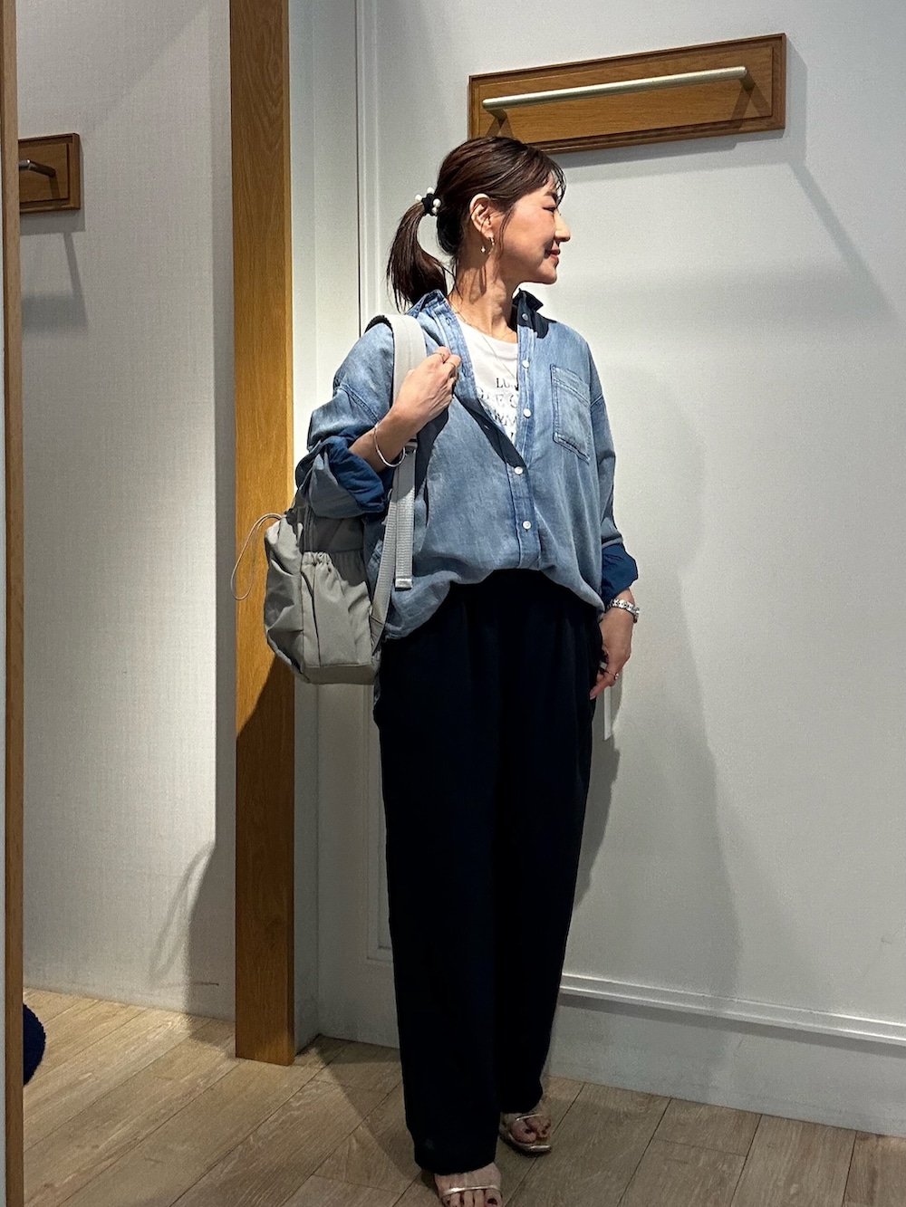 グレー系のバックパック/リュック、ホワイト系のTシャツ/カットソー、ブルー系のシャツ/ブラウスを着用したレディースの春コーディネートの6枚目の写真
