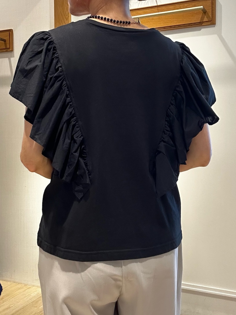 ブラック系のTシャツ/カットソー、ブラウン系のテーラードジャケット、ベージュ系のその他パンツを着用したレディースの夏コーディネートの10枚目の写真