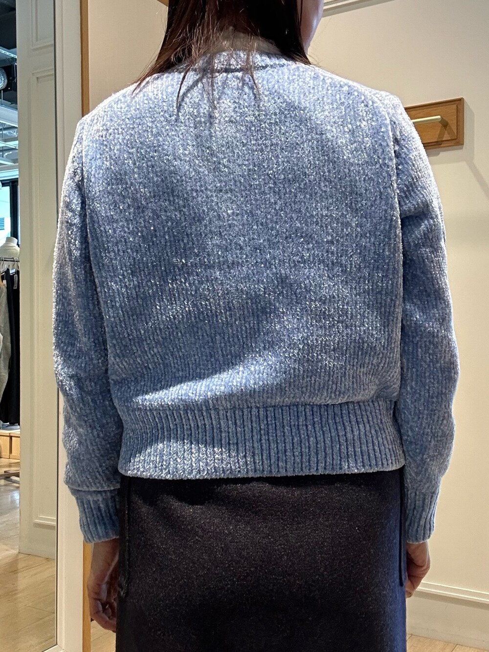 ホワイト系のTシャツ/カットソー、パープル系のスカート、グレー系のトートバッグを着用したレディースの秋コーディネートの7枚目の写真