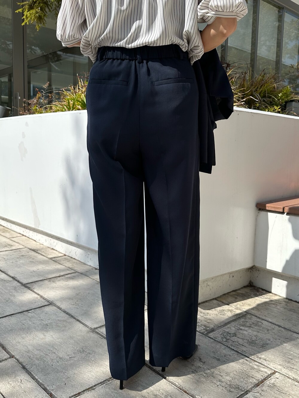 「春めき満開コーデ、春服、おでかけコーデ、初夏コーデ、トップス、低身長コーデ、低身長女子、スーツ、スーツスタイル、スーツコーデ、パンツスーツ、パンツコーデ、お仕事、お仕事コーデ、40代ファッション」｜「MICO COULIERのジョーゼットプリーツブラウス（シャツ/ブラウス、ホワイト系）」を使った、daimonさん（骨格ナチュラル・レディース・154cm）の春コーディネートの6枚目の写真