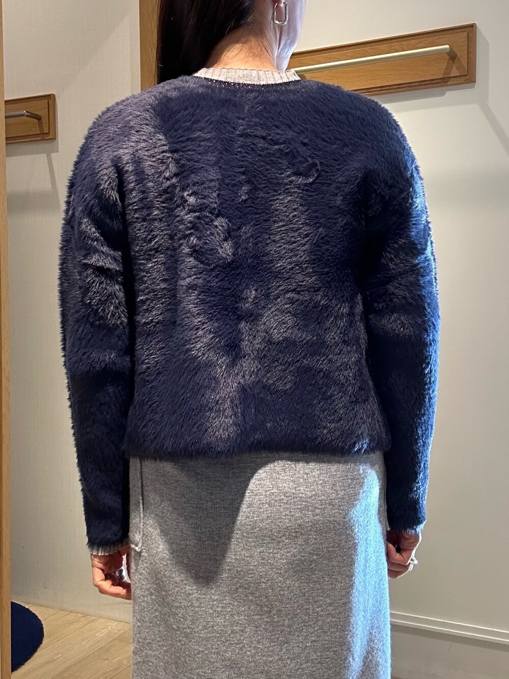 ブルー系のニット/セーター、パープル系のスカート、ホワイト系のニット/セーターを着用したレディースの冬コーディネートの9枚目の写真