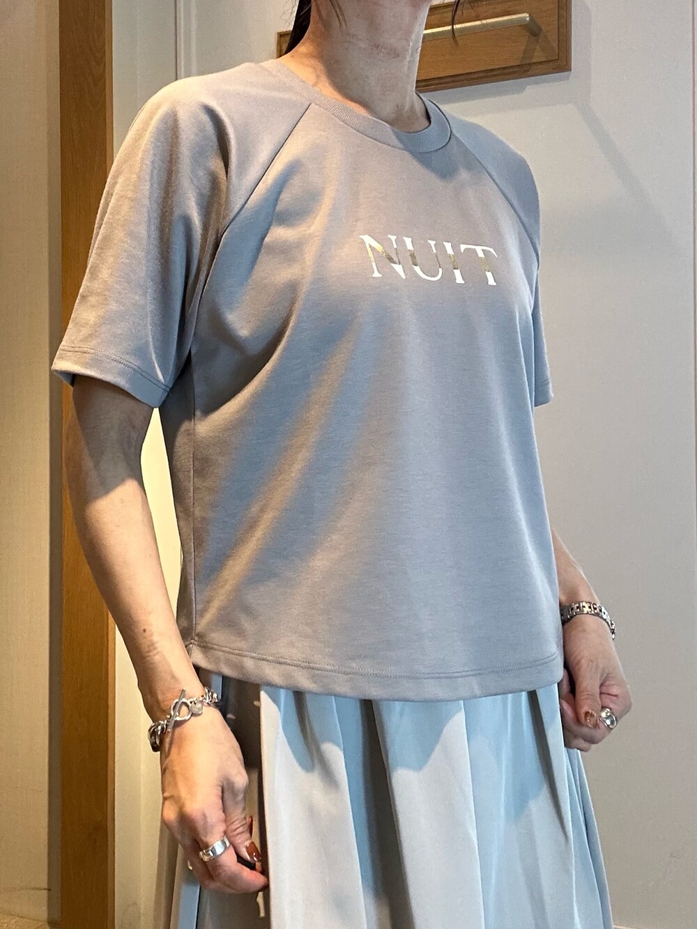 ホワイト系のブルゾン、グレー系のTシャツ/カットソー、グリーン系のスカートを着用したレディースの春コーディネートの9枚目の写真