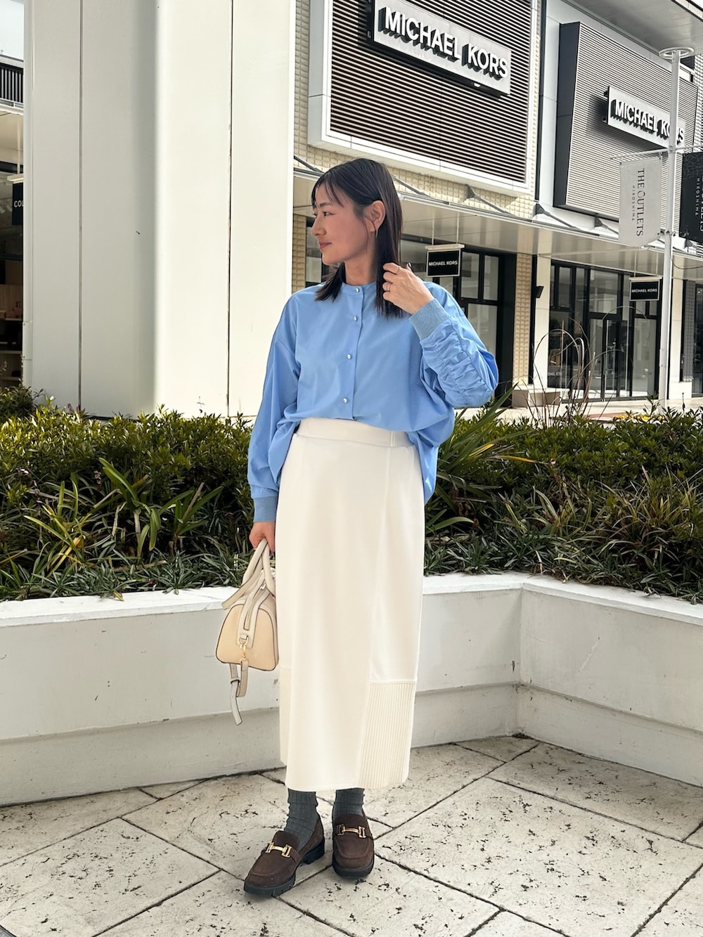 ホワイト系のパーカー、ホワイト系のスカート、ブルー系のシャツ/ブラウスを着用したレディースの冬コーディネートの6枚目の写真