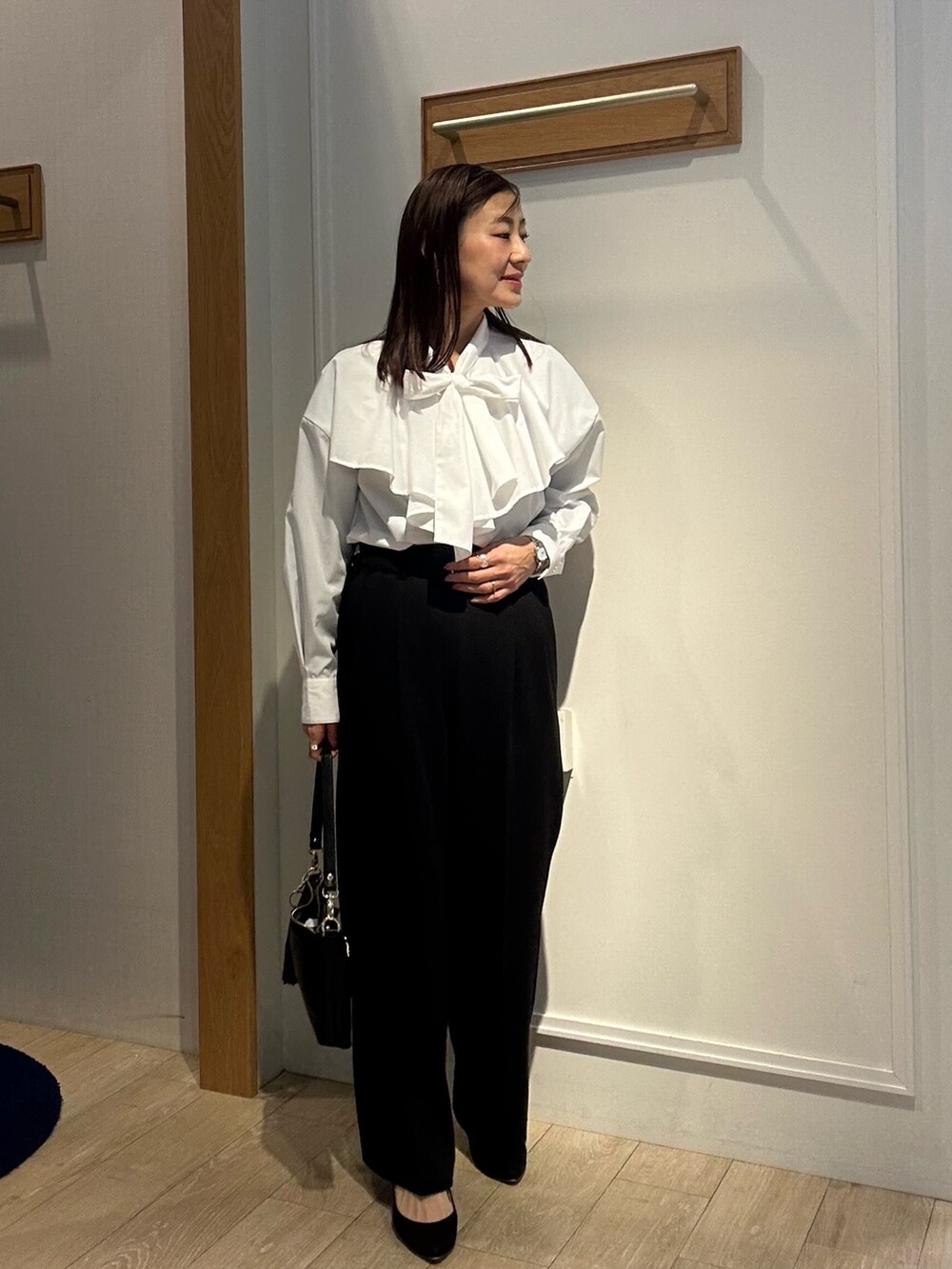「レイヤードスタイル、大人女子、春服、パンツコーデ、きれいめコーディネート、入学式、入学式コーデ、入学式ママコーデ、卒業式コーデ、卒業式ママコーデ、セレモニーコーデ、オケージョン、低身長、低身長コーデ、ジレ」｜「MICO COULIERの《オケージョン対応》ドライスピン杢ツィード/バスケットラメツィードベスト（ノーカラージャケット、ブラック系）」を使った、daimonさん（レディース・154cm）の冬コーディネートの9枚目の写真