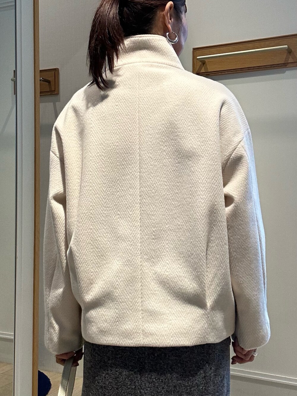 ホワイト系のテーラードジャケット、グレー系のワンピース、ホワイト系のシャツ/ブラウスを着用したレディースの秋コーディネートの8枚目の写真