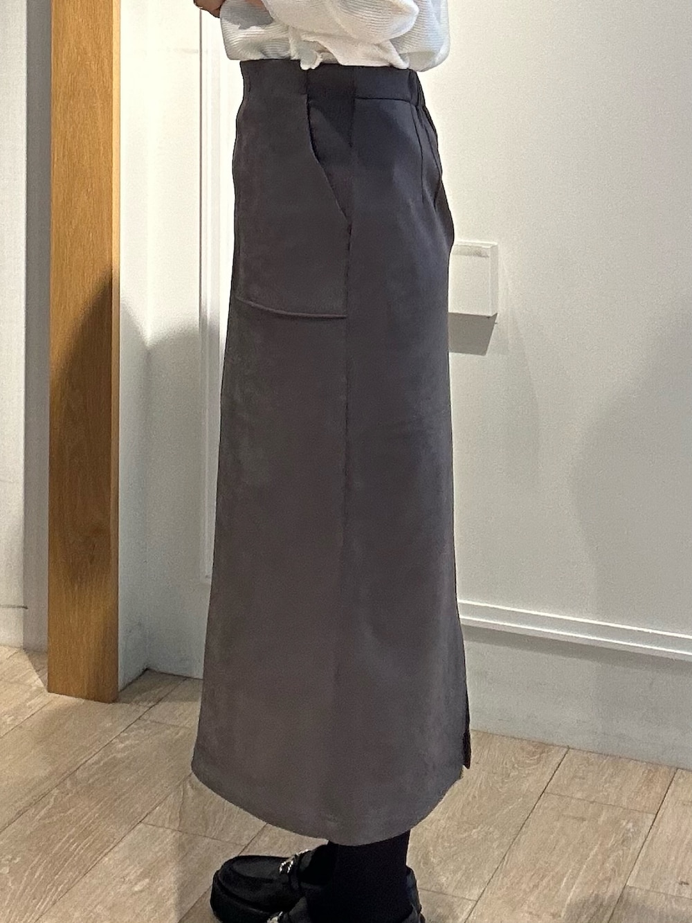 ホワイト系のニット/セーター、ブルー系のテーラードジャケット、グレー系のスカートを着用したレディースの秋コーディネートの10枚目の写真