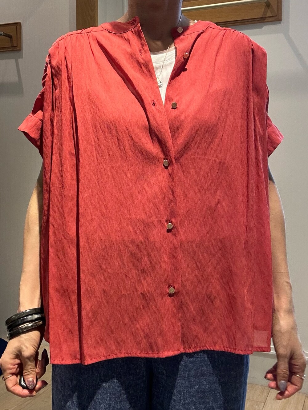 レッド系のシャツ/ブラウス、ホワイト系のTシャツ/カットソー、ブルー系のその他パンツを着用したレディースの夏コーディネートの9枚目の写真