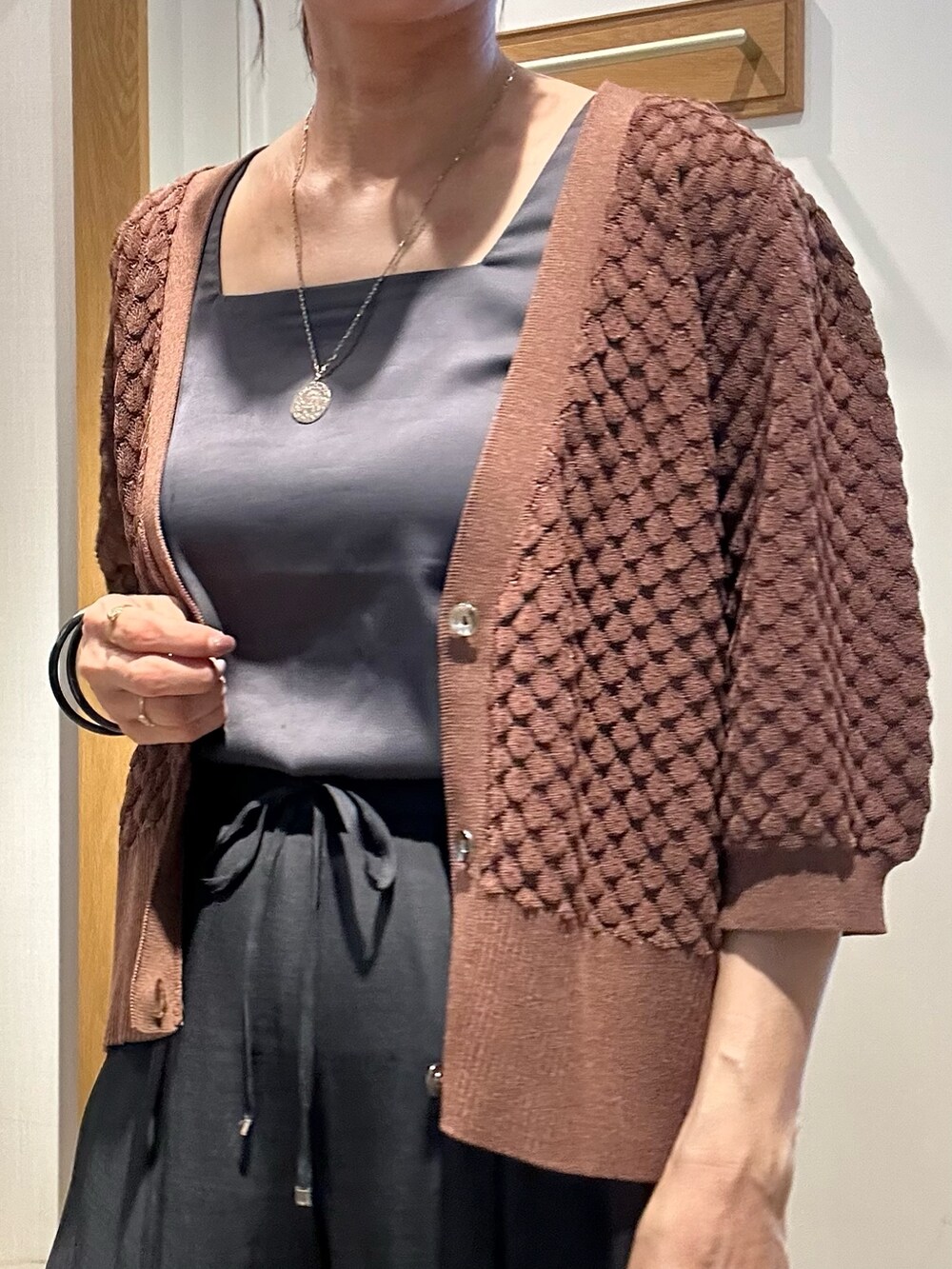 ブラウン系のカーディガン/ボレロ、グレー系のTシャツ/カットソー、ブラック系のその他パンツを着用したレディースの夏コーディネートの9枚目の写真