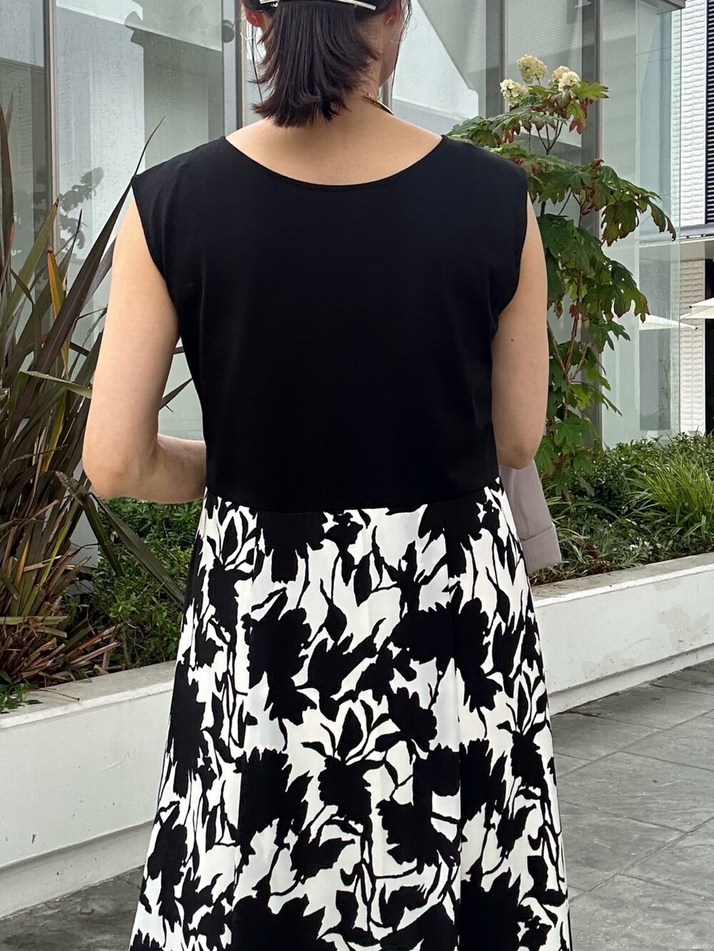 ホワイト系のワンピース、ブラック系のショルダーバッグ、ベージュ系のテーラードジャケットを着用したレディースの夏コーディネートの8枚目の写真