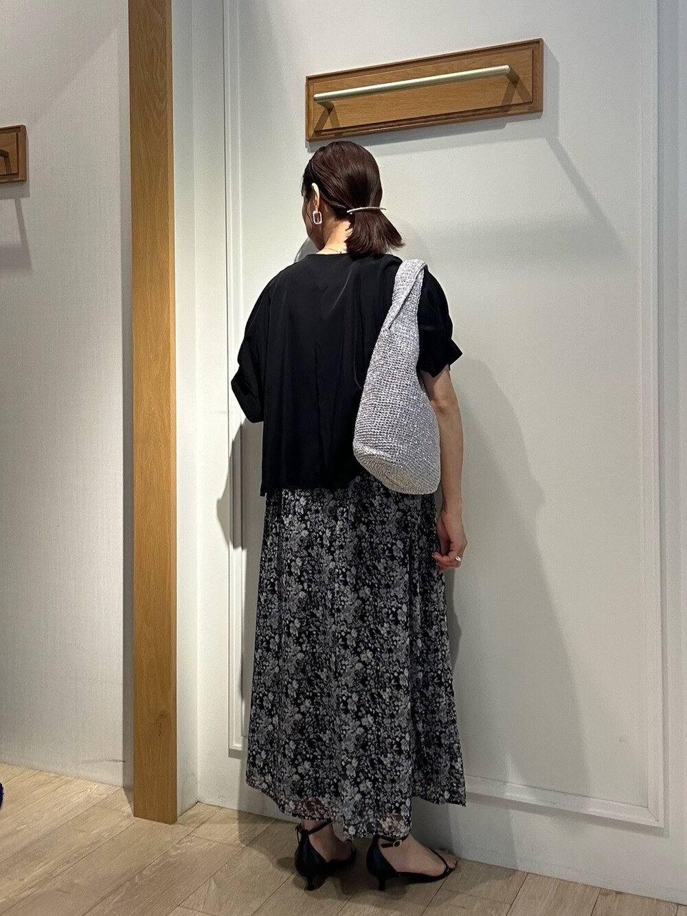 ブラック系のワンピース、ブラック系のノーカラージャケット、ブラック系のサンダルを着用したレディースの夏コーディネートの2枚目の写真