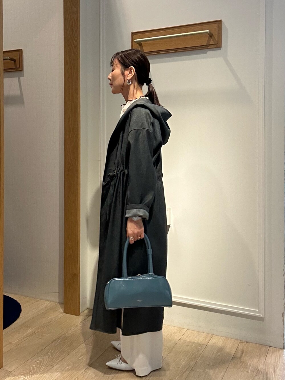「春コーデ、春めき満開コーデ、春服コーデ、大人可愛い、大人コーデ、春、デニムコーデ、春服、デニム、低身長女子、お花見コーデ、カジュアルコーデ、大人カジュアル、150cm台コーデ、40代ファッション」|「MICO COULIERのドライタンブラーコート(その他アウター、ブルー系)」を使った、daimonさん(骨格ナチュラル・レディース・154cm)の春コーディネートの2枚目の写真