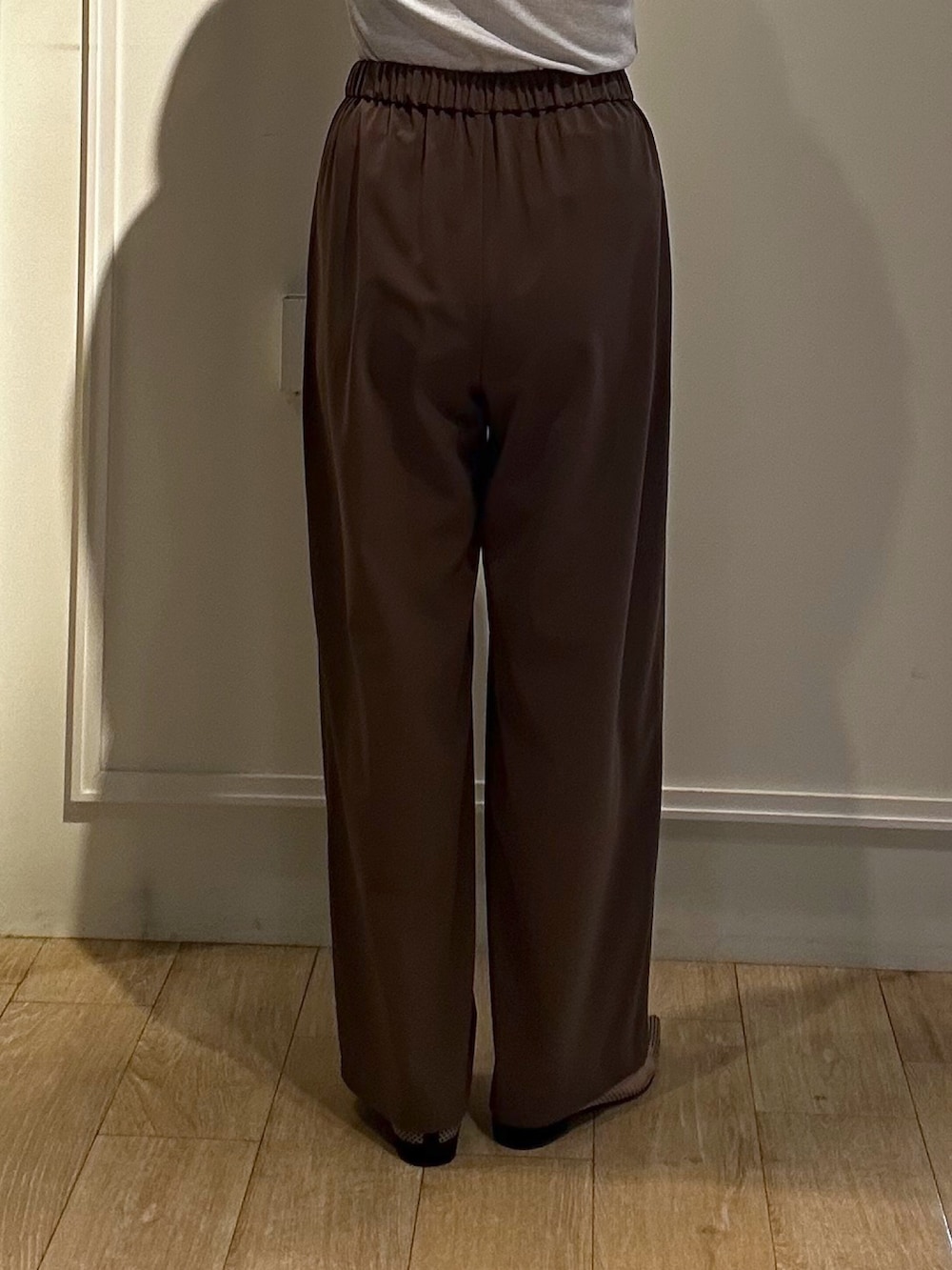 イエロー系のシャツ/ブラウス、グレー系のTシャツ/カットソー、ブラウン系のその他パンツを着用したレディースの春コーディネートの9枚目の写真