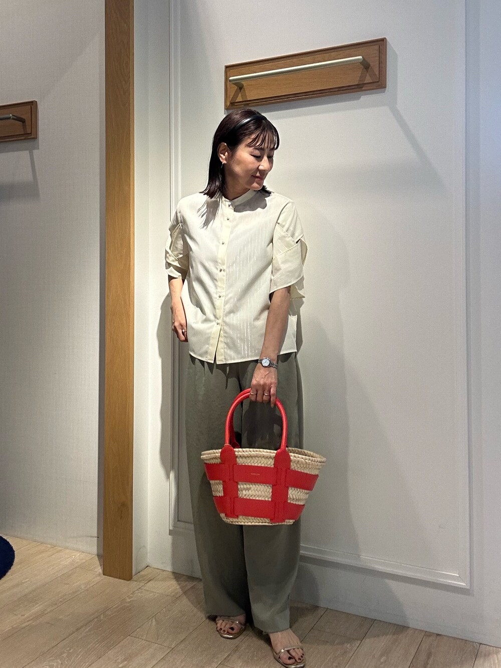 「柄シャツ、ワイドパンツ、サンダル、シャツスタイル、シンプルコーデ、きれいめコーデ、楽チンコーデ、大人女子、低身長女子、大人ファッション、低身長コーデ、おしゃれさんと繋がりたい、オフィスカジュアル、大人コーデ、アラフォー」｜「NOLLEY’Sのアイテム（バッグ、レッド系）」を使った、daimonさん（レディース・154cm）の春コーディネートの5枚目の写真