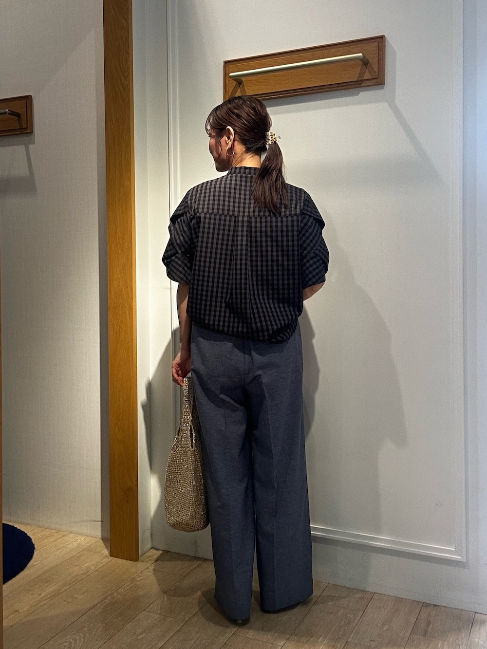 グレー系のシャツ/ブラウス、ゴールド系のトートバッグ、ブルー系のその他パンツを着用したレディースの春コーディネートの4枚目の写真