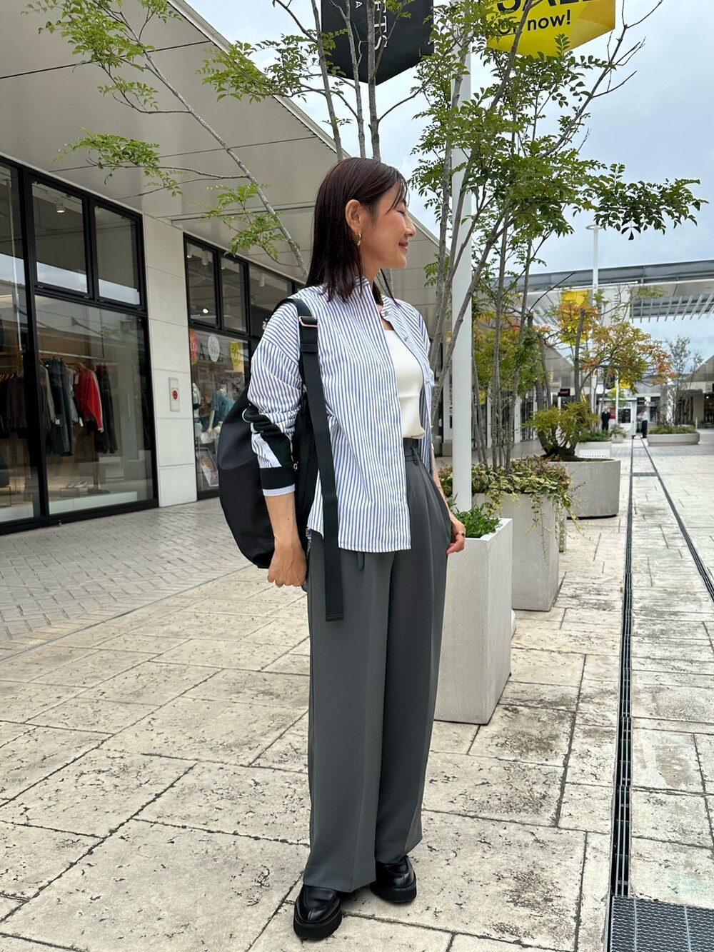 グレー系のその他パンツ、ホワイト系のシャツ/ブラウス、ホワイト系のTシャツ/カットソーを着用したレディースの秋コーディネートの2枚目の写真