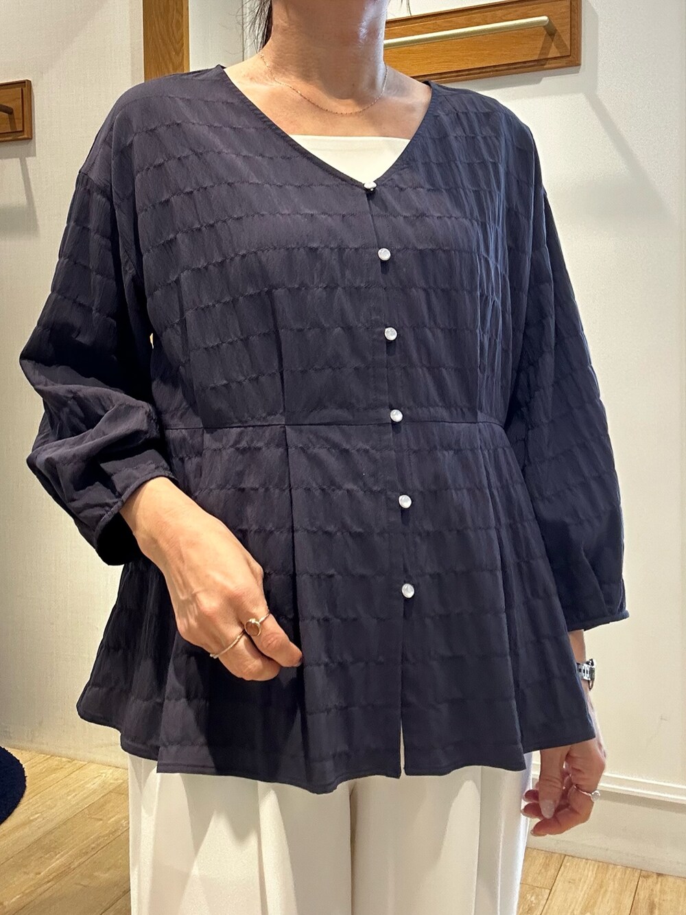 ブルー系のシャツ/ブラウス、ホワイト系のTシャツ/カットソー、ベージュ系のノーカラージャケットを着用したレディースの春コーディネートの5枚目の写真