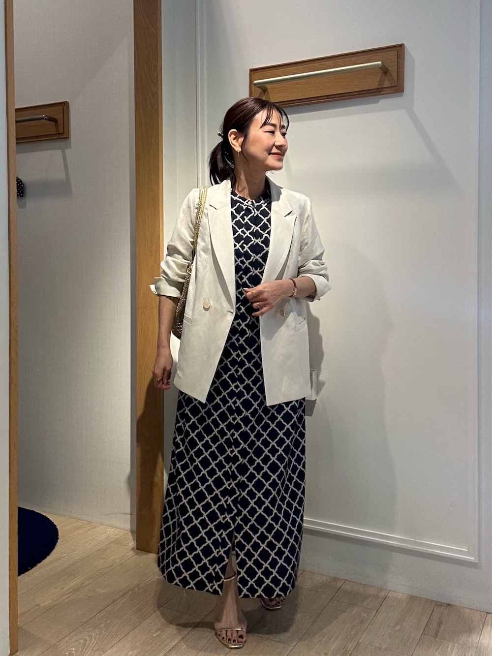 「春色、春めき満開コーデ、大人カジュアル、お花見コーデ、大人女子、春服コーデ、オトナカワイイ、レディースファッション、デイリーカジュアル、デートコーデ、お出かけコーデ、初春コーデ、低身長コーデ、低身長女子、40代ファッション」｜「MICO COULIERのイージーケアリネンジャケット（テーラードジャケット、ホワイト系）」を使った、daimonさん（骨格ナチュラル・レディース・154cm）の春コーディネートの2枚目の写真