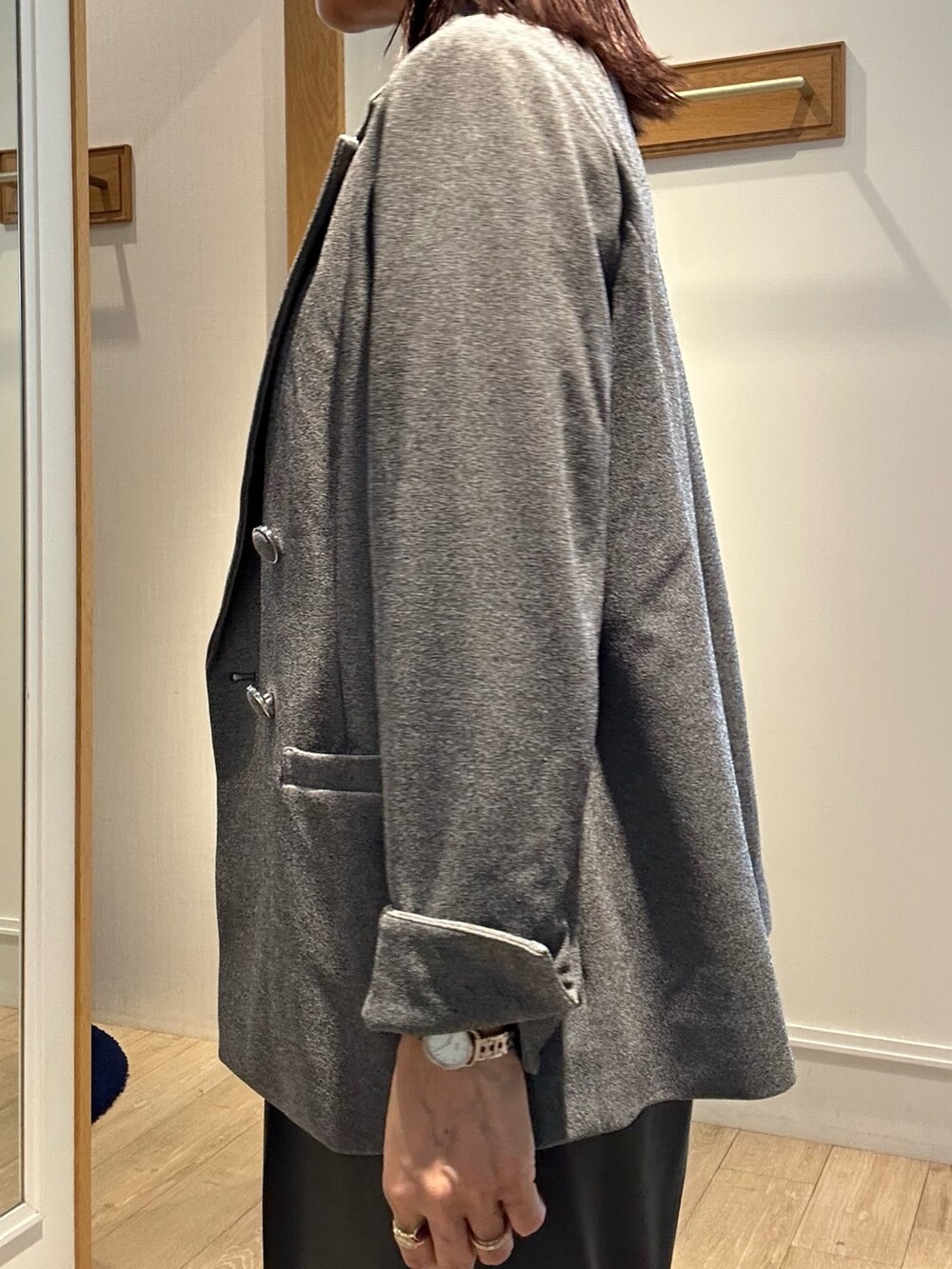 グレー系のテーラードジャケット、グレー系のその他パンツ、ブラック系のTシャツ/カットソーを着用したレディースの秋コーディネートの6枚目の写真