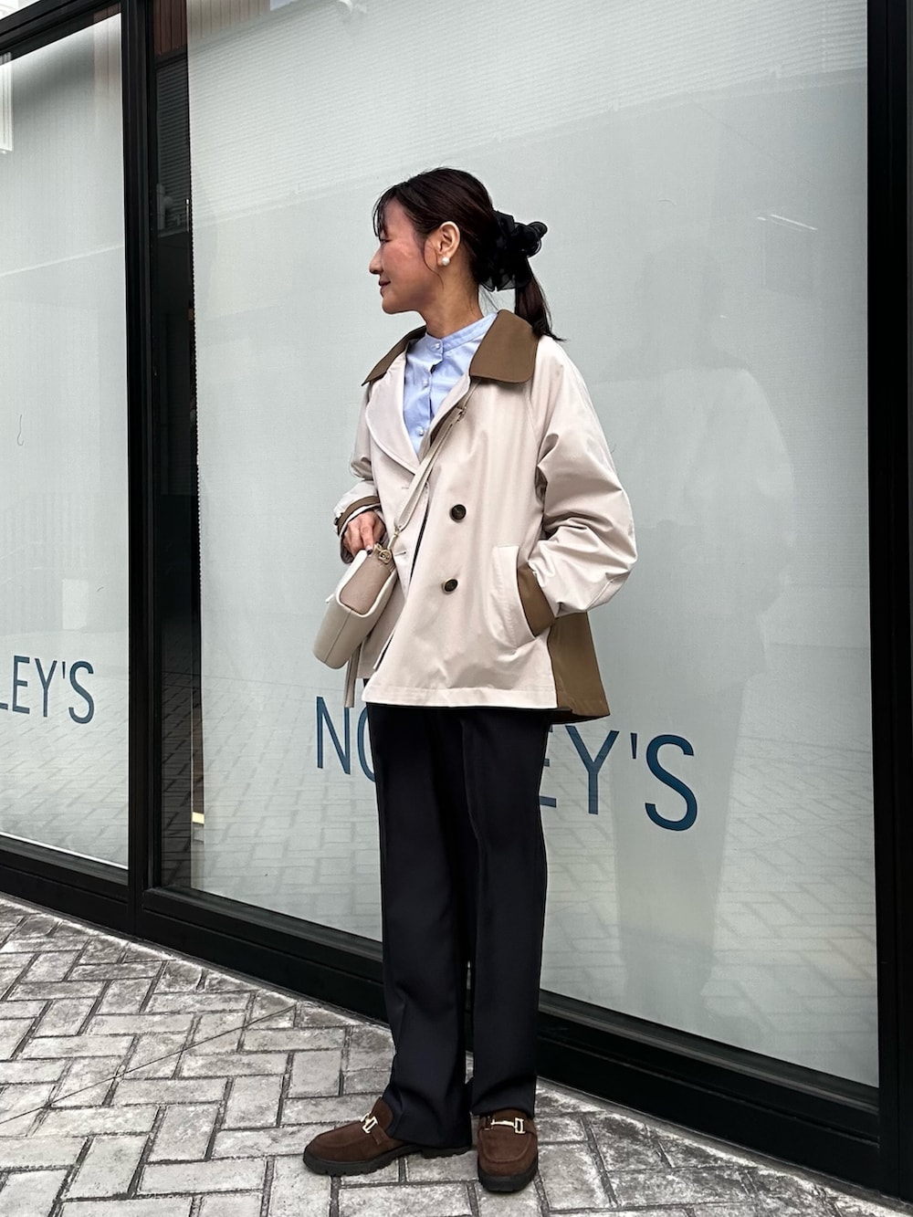 ブルー系のその他パンツ、ベージュ系のブルゾン、ブルー系のシャツ/ブラウスを着用したレディースの春コーディネートの3枚目の写真