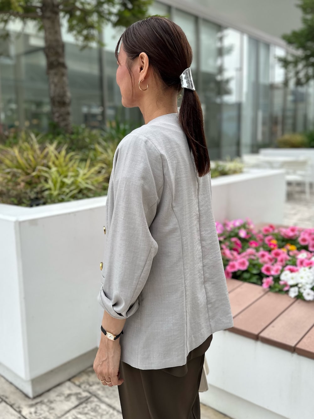 ベージュ系のダウンジャケット/コート、ブルー系のシャツ/ブラウス、ホワイト系のTシャツ/カットソーを着用したレディースの夏コーディネートの5枚目の写真
